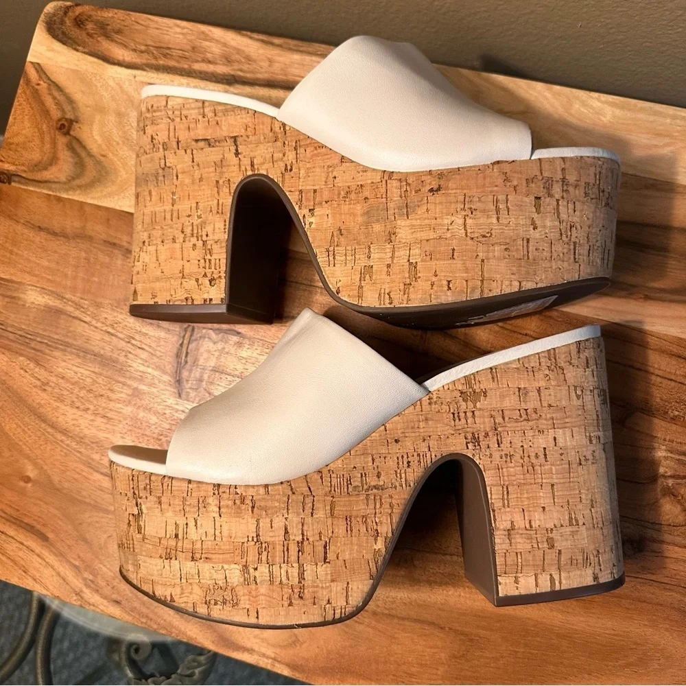 NWT Schutz Dalle Cutout Nubuck Sandal in Pearl, 10